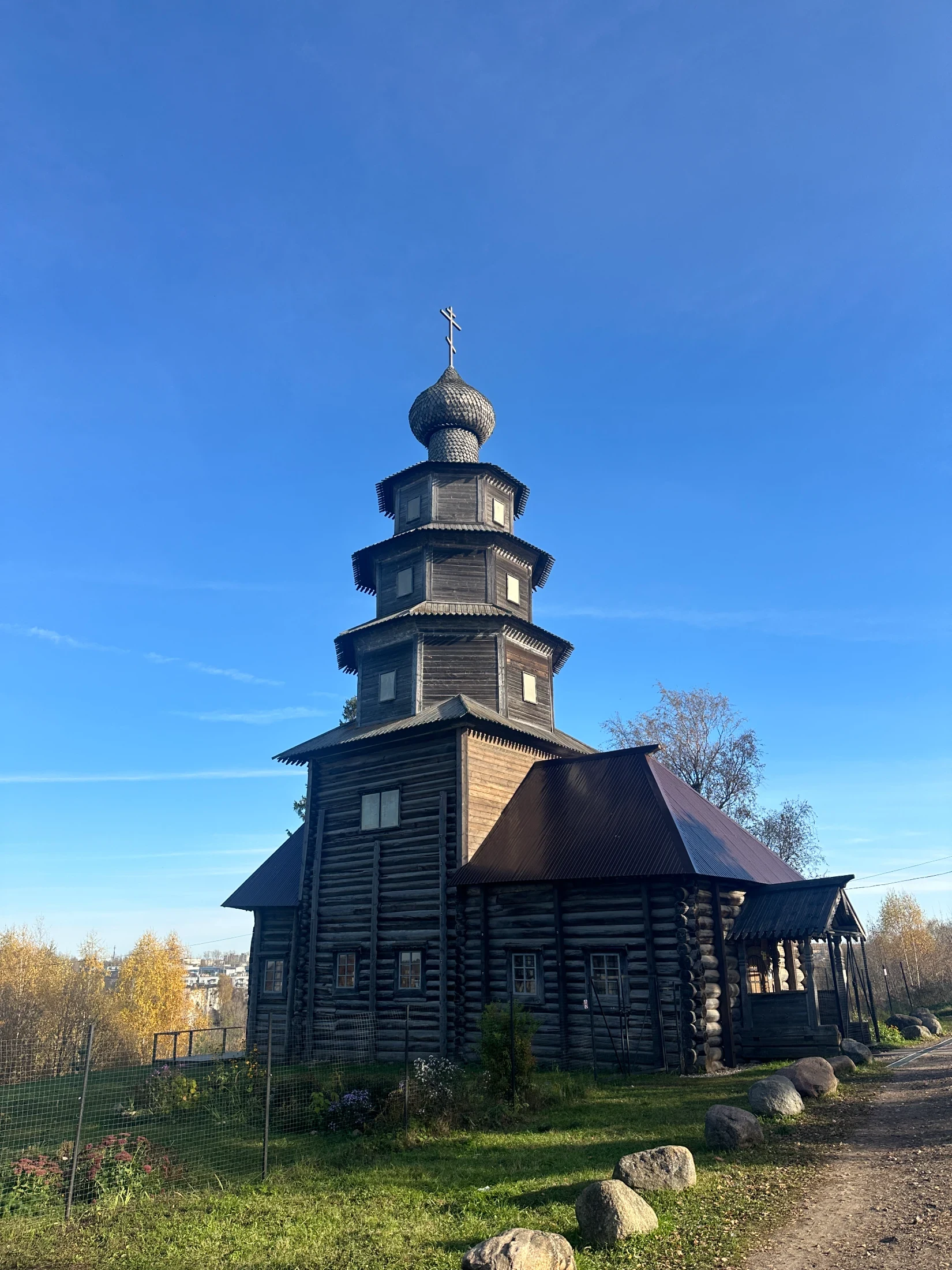 Восстановительный кэмп в Торжке. Термы, йога и осенняя роскошь застывшей истории.