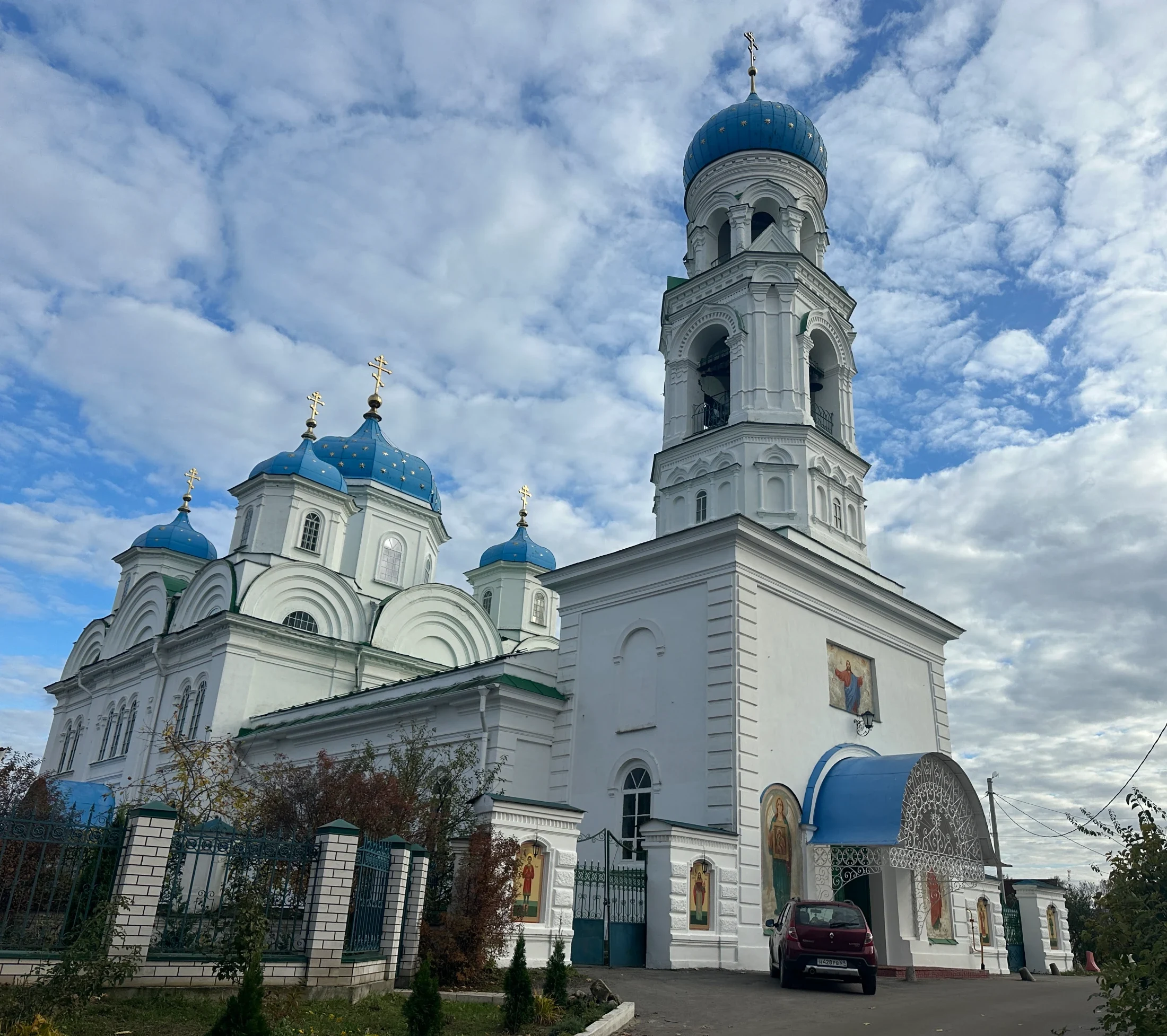 Восстановительный кэмп в Торжке. Термы, йога и осенняя роскошь застывшей истории.